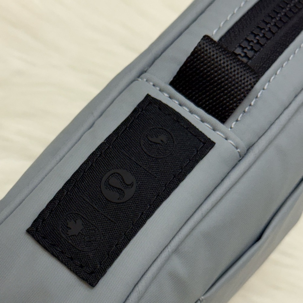 LULULEMON - BLACK GREY TEAM CANADA FUTURE LEGACY BAG - Picture 11 of 16